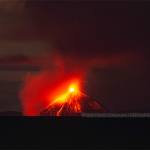 在灾难性的喷发18:56(当地时间),2018年12月22日,导致火山泥石流和海啸(安德森,2018环。喀拉喀托火山火山:目睹喷发,2018年12月海啸和22-23th之后。2018年12月26日通过。http://www.oysteinlundandersen.com/ krakatau-volcano-witnessing-the-eruption-tsunami-22december2018 /