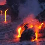 从夏威夷基拉韦厄火山熔岩流入大海